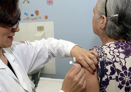 97% dos brasileiros aprovam vacinação infantil em meio a ameaça global